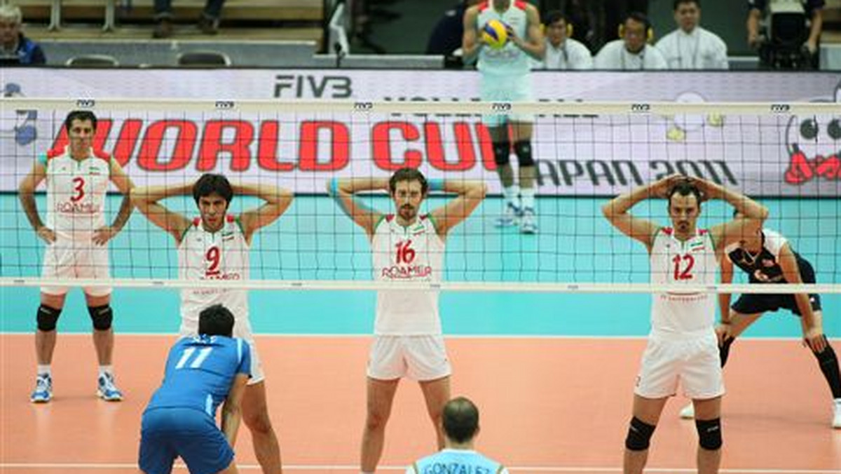 Rewelacja turnieju o Puchar Świata siatkarzy, reprezentacja Iranu, znów zwycięża. Po sensacyjnym zwycięstwie z Polską w czwartek (3:2), w piątek Iran pokonał 3:2 Argentynę. Rosjanie nie bez problemów wygrali z Egiptem 3:1.