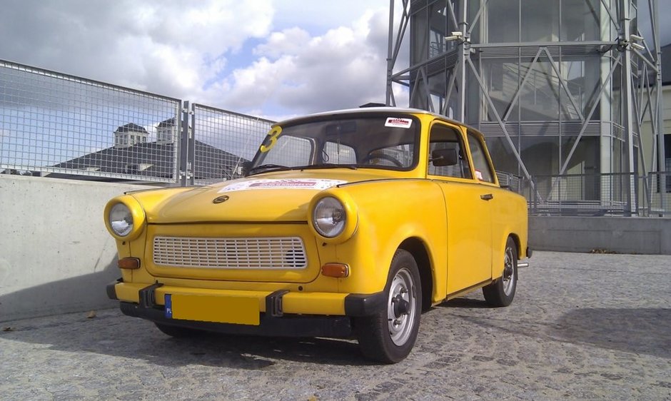 Trabant P601 to całkiem pojemny samochód! 4 osoby + 400 litrowy bagażnik dają radę!