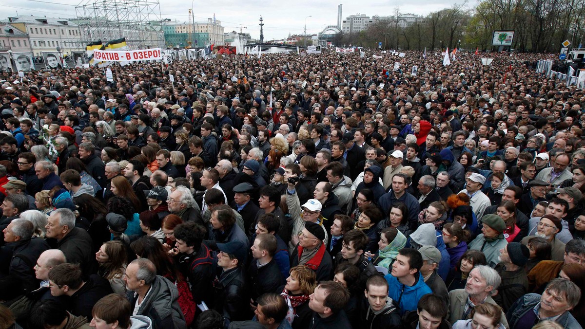 Ponad 20 tys. osób zebrało się na placu Bołotnym w Moskwie, aby zażądać uwolnienia opozycjonistów, którzy rok temu, w przededniu inauguracji prezydenta Władimira Putina, w tym samym miejscu protestowali przeciwko jego powrotowi na Kreml.