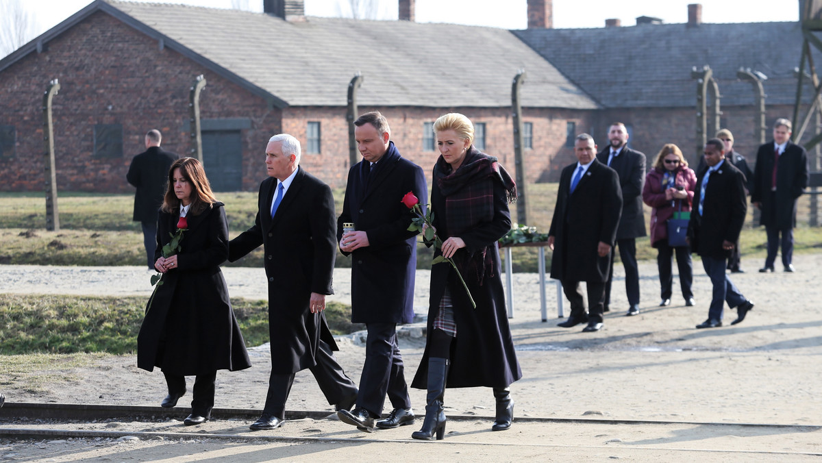 Prezydent Andrzej Duda oraz wiceprezydent USA Mike Pence z małżonkami przyjechali do byłego niemieckiego obozu Auschwitz II-Birkenau. To miejsce jest symbolem Holokaustu. Przy Pomniku Ofiar Obozu oddali hołd wszystkim ofiarom składając znicze.