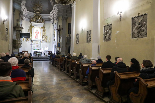 "Trudno wierzyć w teorie głoszone przez księży". Polacy masowo odwracają się od Kościoła