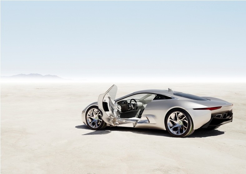 Jaguar C-X75 DRIVE CONCEPT z otwartymi drzwiami