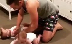 Ten ojciec ma ręce pełne roboty. Czy uda mu się ubrać bliźniaczki?