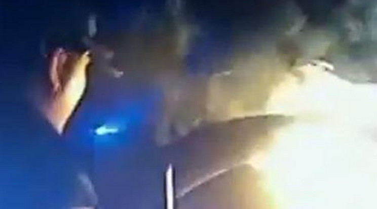 Lángoló autóból mentették ki a tökrészeg férfit – videó!