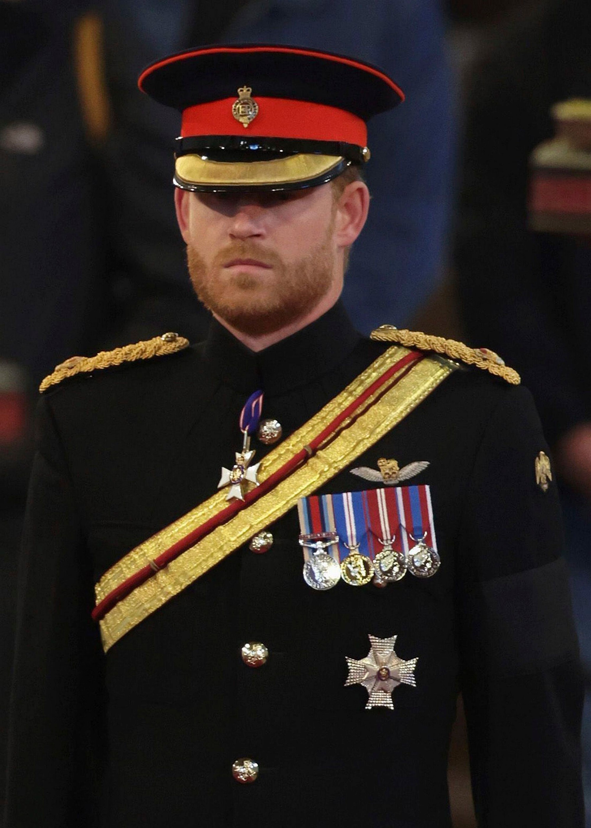 Britský princ Harry drží stráž pri rakve kráľovnej v Londýne 17. septembra 2022.