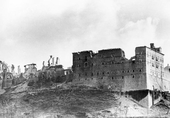 Klasztor na Monte Cassino z widocznymi uszkodzeniami, jakie wynikły przez zacięte walki (fot. Bundesarchiv, Bild 146-2005-0004 / Wittke / CC-BY-SA 3.0).