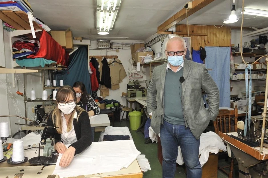 Goran Vesić i uniforme za Infektivnu kliniku