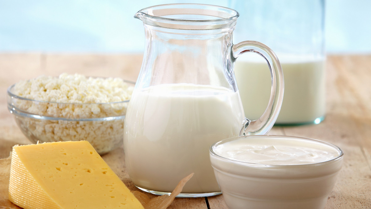 Kazeina znajduje się w mleku, a o nim słyszymy różne opinie. Wzbudza dwojakie skojarzenia – niektórzy uważają go za eliksir zdrowia, inni zaś oskarżają o przyczynę występowania chorób. Mówiąc o szkodliwości mleka najczęściej wymienia się laktozę oraz kazeinę, czyli białko mleka. Kazeina, której zawartość z mleku wynosi około 2,5% bywa często oskarżana o działanie alergiczne i prozapalne. Z drugiej jednak strony bywa wykorzystywana na szeroką skalę np. do produkcji odżywek białkowych dla sportowców.
