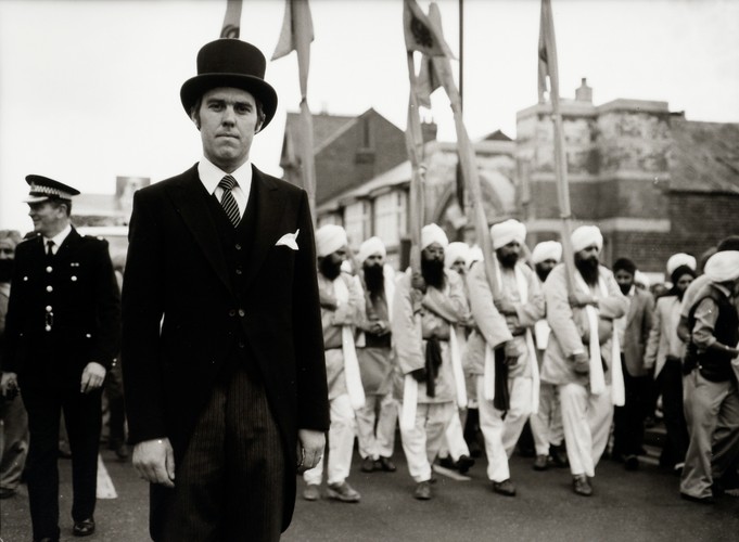 Sikhijski pogrzeb. Lata 60. to początek napływu imigrantów z Indii i Karaibów. Angielskie przedmieścia stały się nagle wielokulturowe.