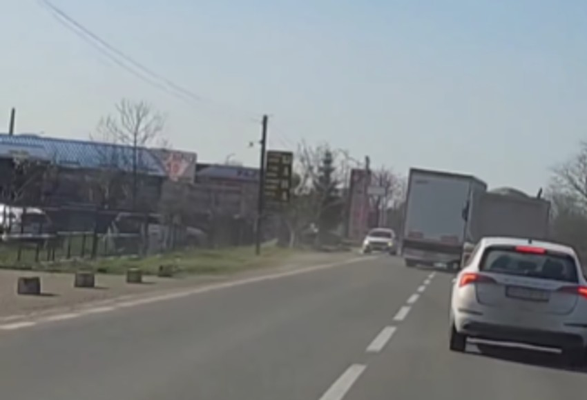 Čovek umalo da se zakuca u banderu zbog bahatog vozača kamiona!