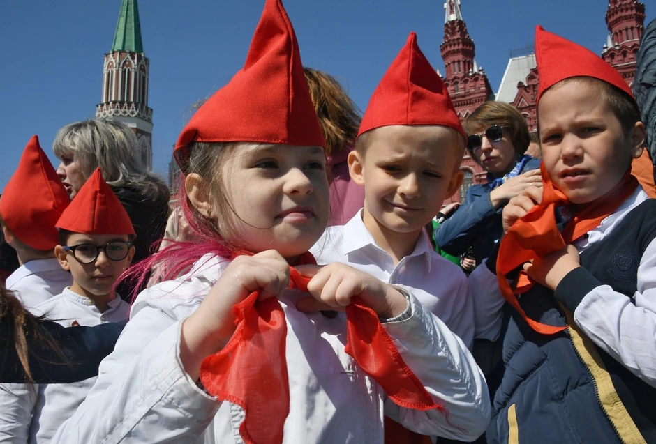 Prijem pionira na Crvenom trgu u Moskvi - školska deca tokom ceremonije u maju