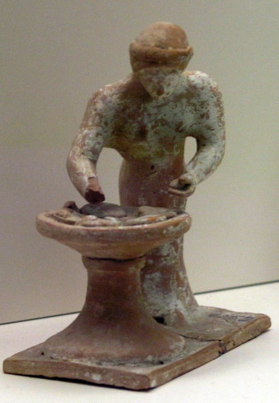 Grecka kobieta wyrabiająca chleb Figurka z V w p.n.e.