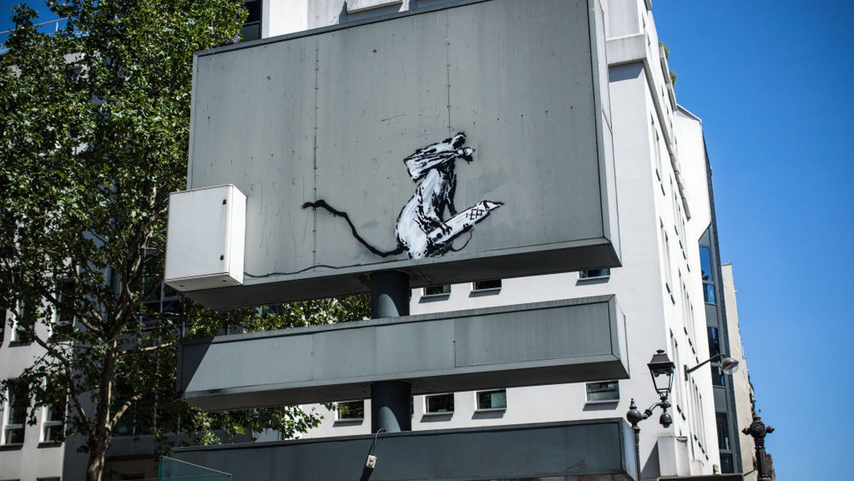 Graffiti Banksy'ego, tajemniczego twórcy street artu, przy paryskim muzeum sztuki nowoczesnej Centre Pompidou zostało skradzione - poinformowało centrum kulturalne. Dzieło przedstawiało szczura, który miał zasłonięty pyszczek, a w łapach trzymał ołówek.