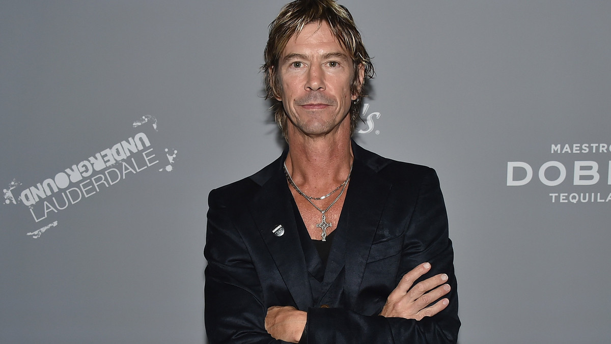 Duff McKagan, były basista Guns N' Roses, wydaje swoją drugą książkę pod tytułem "How to Be a Man (And Other Illusions)". Wspomniał w niej, że widział "sławnego aktora" w dniu jego śmierci w 2014 roku. Prawdopodobnie chodzi o Phillipa Seymoura Hoffmana.