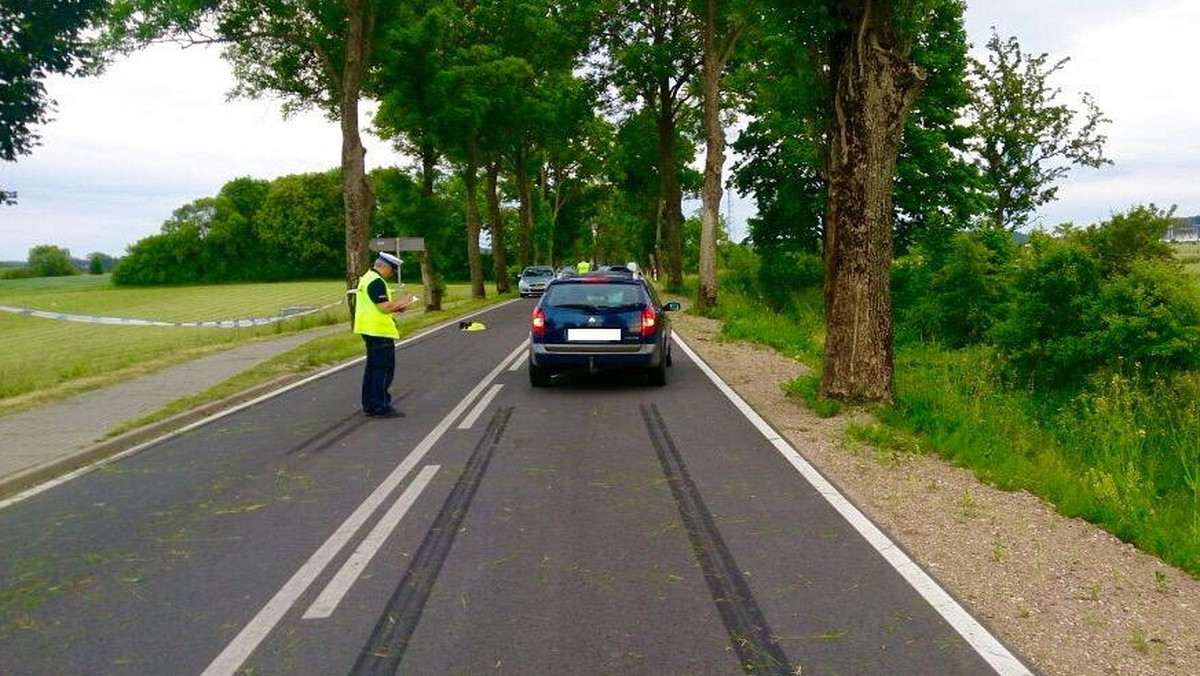 Do tragicznego w skutkach wypadku doszło wczoraj na trasie Lidzbark Warmiński – Górowo Iławeckie. 15-letni rowerzysta wjechał pod koła osobowego renault. W wyniku odniesionych obrażeń chłopak zmarł. Przez kilka godzin w miejscu zdarzenia trwały utrudnienia w ruchu.