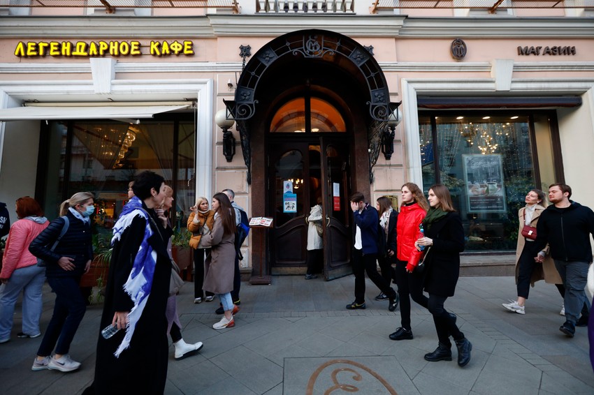 Ljudi šetaju ulicama Moskve