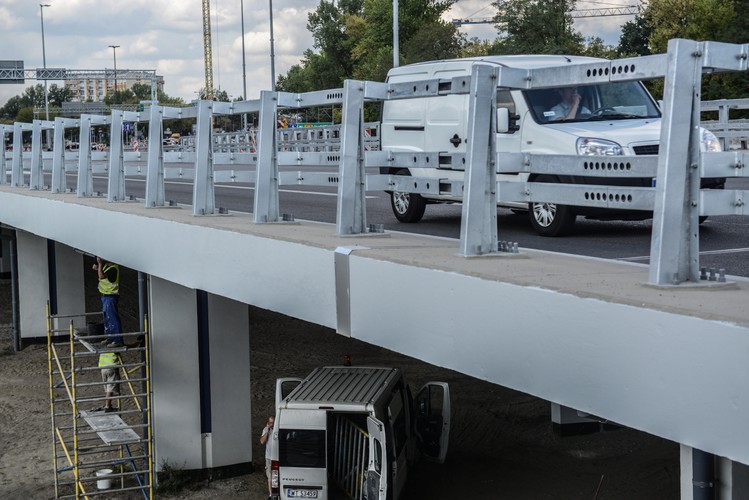 Po przebudowie 4,6-kilometrowego odcinka przeprawa jest szersza o 10 metrów - kierowcy będą mieli do dyspozycji po 5 pasów ruchu w każdą stronę. 
<br><br>
fot. (zuz) PAP/Jakub Kamiński