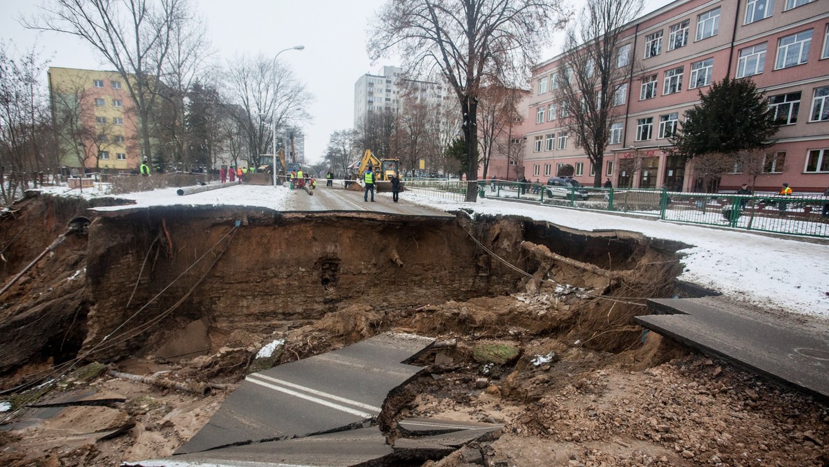 Geolodzy z Państwowego Instytutu Geologicznego ocenią w czwartek sytuację na osuwisku w Ostrowcu Świętokrzyskim. Bez ich zgody strażacy nie zaczną odkopywać zniszczonych garaży.