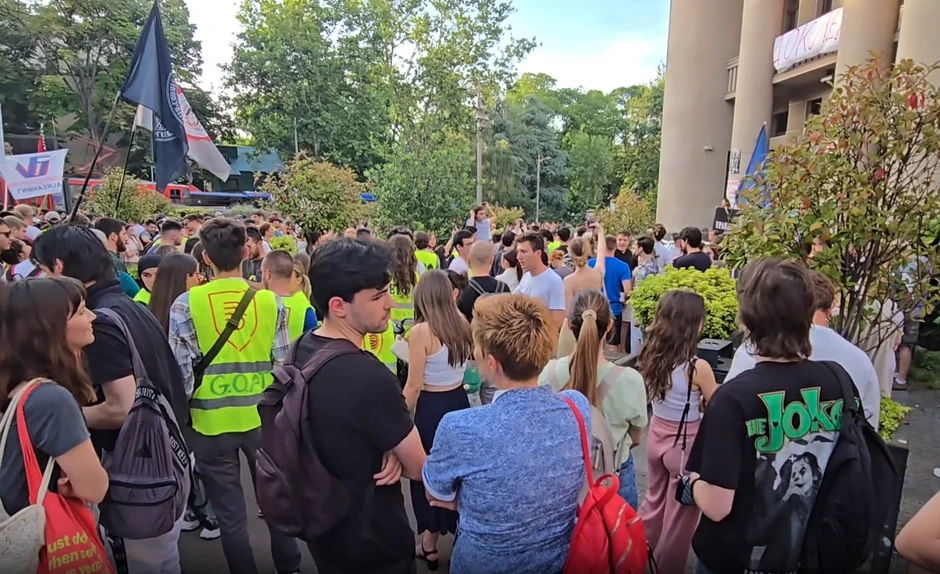 Protest ispred Pravnog