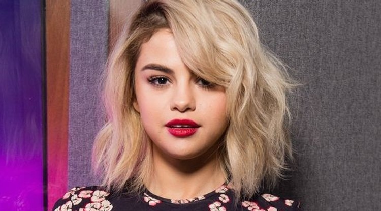 Selena Gomez melltartó nélkül jár a téli zimankóban