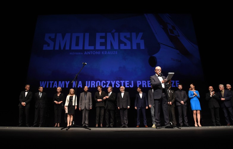 Dziennikarz Jan Pospieszalski podczas uroczystej premiery filmu 'Smoleńsk'