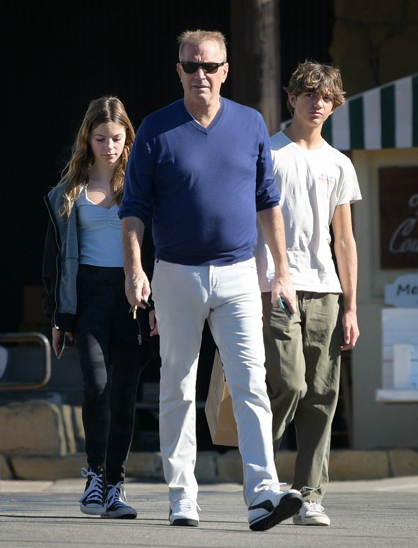 Kevin Costner z córką Grace i synem Hayesem w 2022 r.