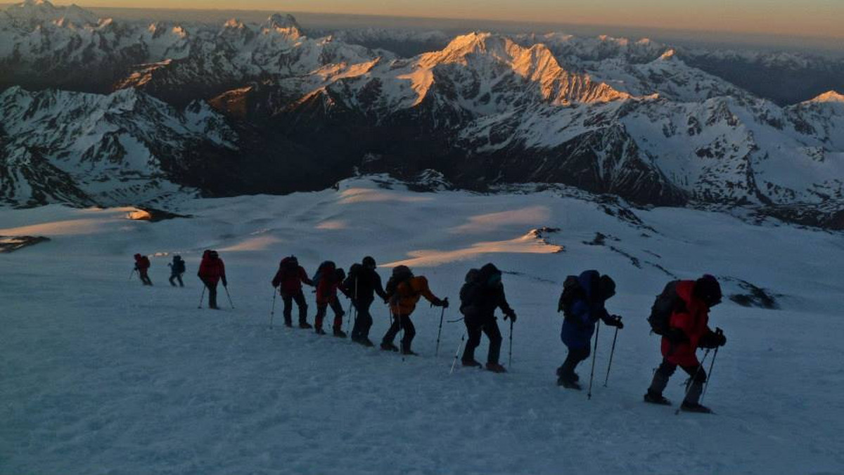 Jako dziecko lubiłam chodzić po drzewach, ale wtedy jeszcze nie marzyłam o górskich wyprawach. Elbrus (5642 m n.p.m.) to najwyższy szczyt Kaukazu. Znajduje się blisko granicy z Gruzją . Dla większości Alpinistów to właśnie Elbrus jest najwyższym wzniesieniem Europy. Mnie udało się tam dotrzeć. A nawet... ugotować obiad. Wiecie, co można przyrządzić na szczycie?