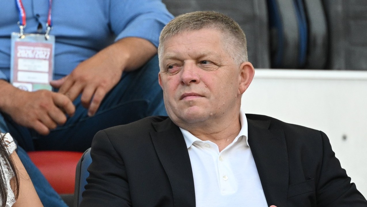 Robert Fico s priateľkou na futbale v Splite. 
