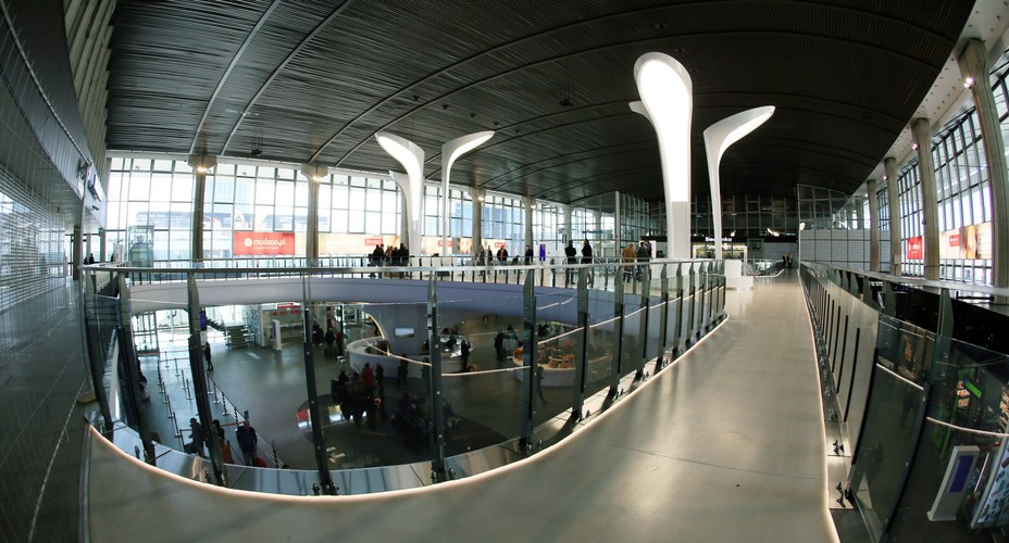 W hali głównej Dworca Centralnego pojawiła się dodatkowa przestrzeń w formie antresoli. Dzięki temu podróżni będą mogli w komfortowych warunkach oczekiwać na pociąg również na poziomie +1 – czytamy w informacji prasowej. Oczekujący na pociąg pasażerowie mają teraz do dyspozycji poczekalnię, w której udostępniono gniazdka elektryczne oraz Wi-Fi.  <br><br> (zuz) PAP/Tomasz Gzell