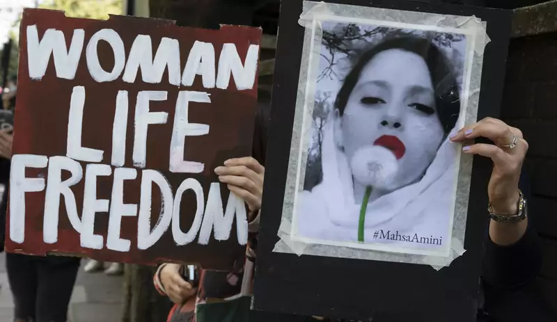 Do demonstracji po śmierci Mahsy Amini dołączyły się osoby z całego świata. Na zdjęciu protestujący pod Ambasadą Islamskiej Republiki Iranu w Londynie / Getty Images