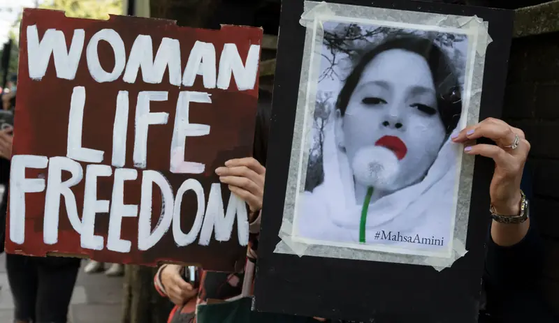 Do demonstracji po śmierci Mahsy Amini dołączyły się osoby z całego świata. Na zdjęciu protestujący pod Ambasadą Islamskiej Republiki Iranu w Londynie / Getty Images