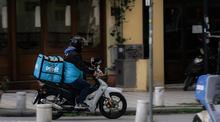 Napok óta terjed a videó az internet, miszerint egy Wolt futár Budapest legforgalmasabb útján közel 20 zacskóval közlekedik úgy, hogy a kormányt egy kézzel tartja/ Fotó: Northfoto