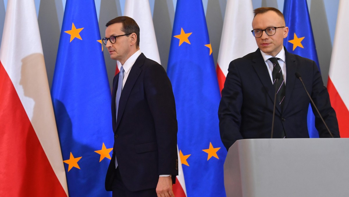 Premier Mateusz Morawiecki i wiceminister finansów Artur Soboń