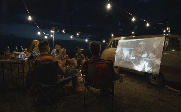 Letnie kino plenerowe – jak je urządzić we własnym ogrodzie?