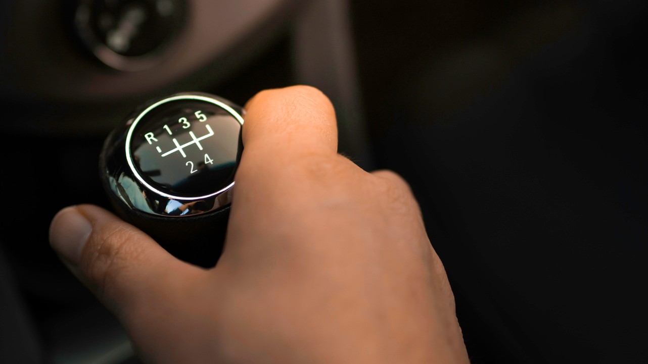 Manuálne prevodovky miznú z nových áut – koniec éry radenia vlastnou rukou. 