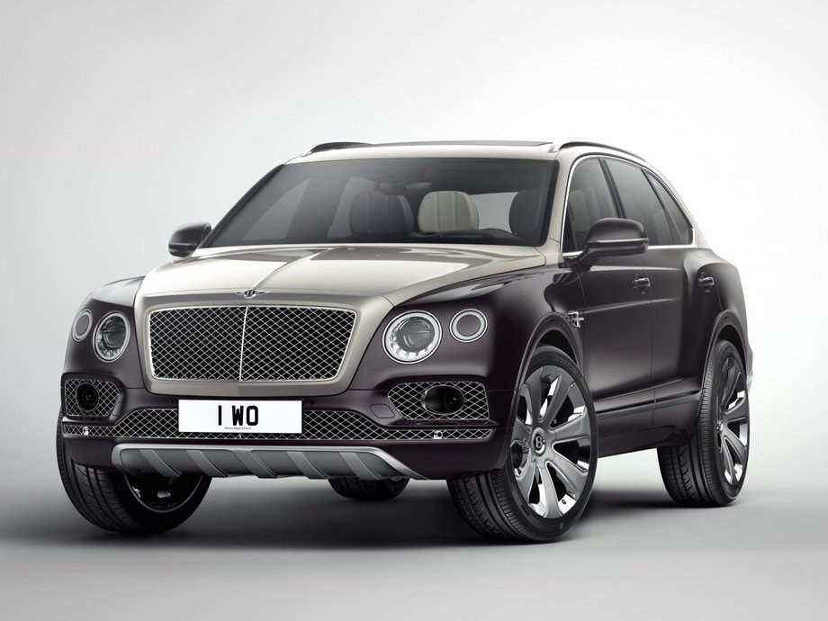 ... personalizowanym Bentleyem Bentayga Mullinerem oraz...