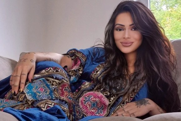 "ZUJI MI U UŠIMA, KRENULE SU MI SUZE" Pevačici otkazala leva strana tela: "Mnogo sam bolesna"