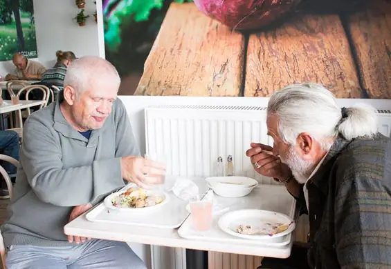 Ufunduj osobie bezdomnej obiad w restauracji! To znacznie więcej niż tylko ciepły posiłek