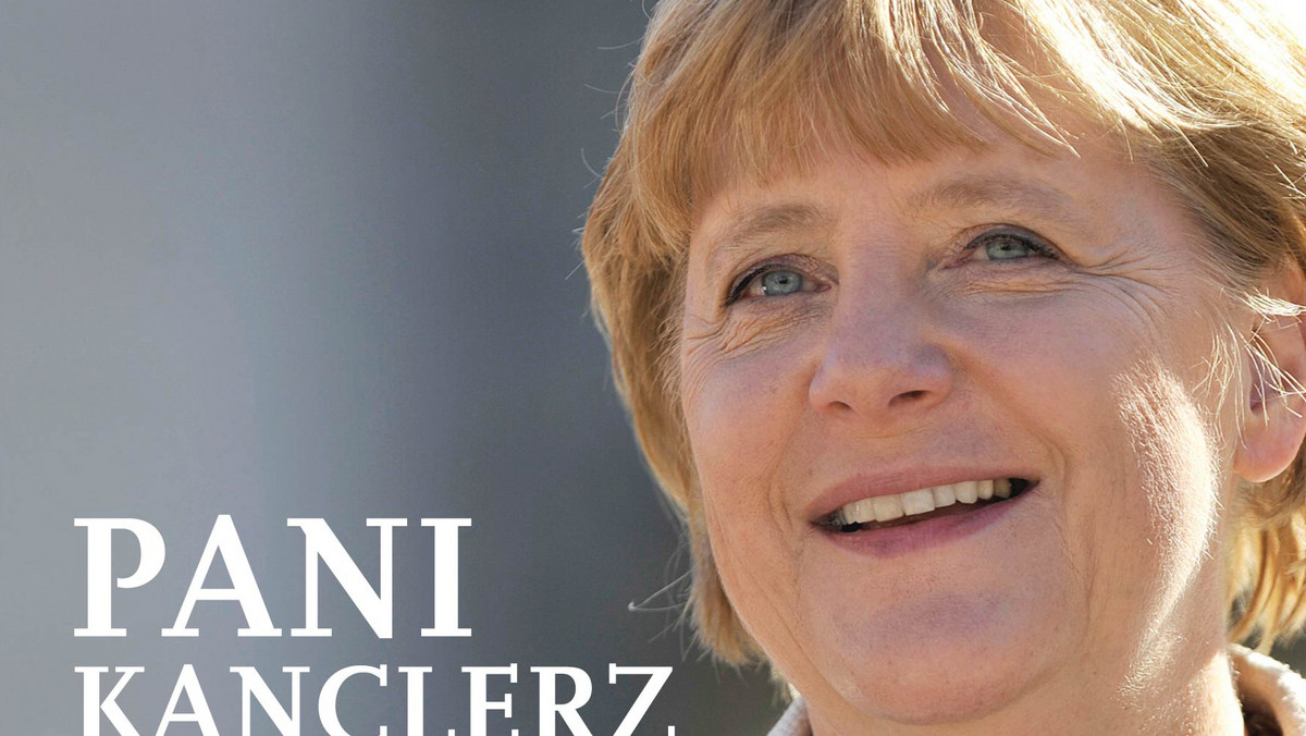 Według tegorocznego rankingu magazynu "Forbes" jest najpotężniejszą kobietą świata. Kilka miesięcy temu w mediach zawrzało, kiedy odkryto jej polskie korzenie. Dziś prasa huczy o jej komunistycznej, "enerdowskiej" przeszłości. Ciągle jest na świeczniku i u steru władzy. Kim jest żelazna dama współczesnych Niemiec? Odpowiedzi na to pytanie można szukać w najnowszej biografii autorstwa Stefana Korneliusa pt. "Angela Merkel. Pani kanclerz". Książka ukazała się właśnie na rynku nakładem wydawnictwa Filia.