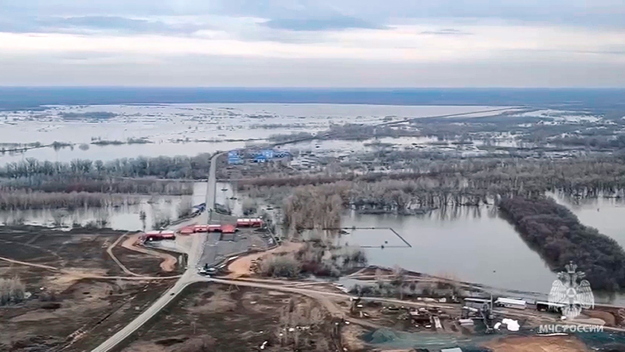 Letecký pohľad na zaplavenú oblasť v regióne Orenburg v Rusku