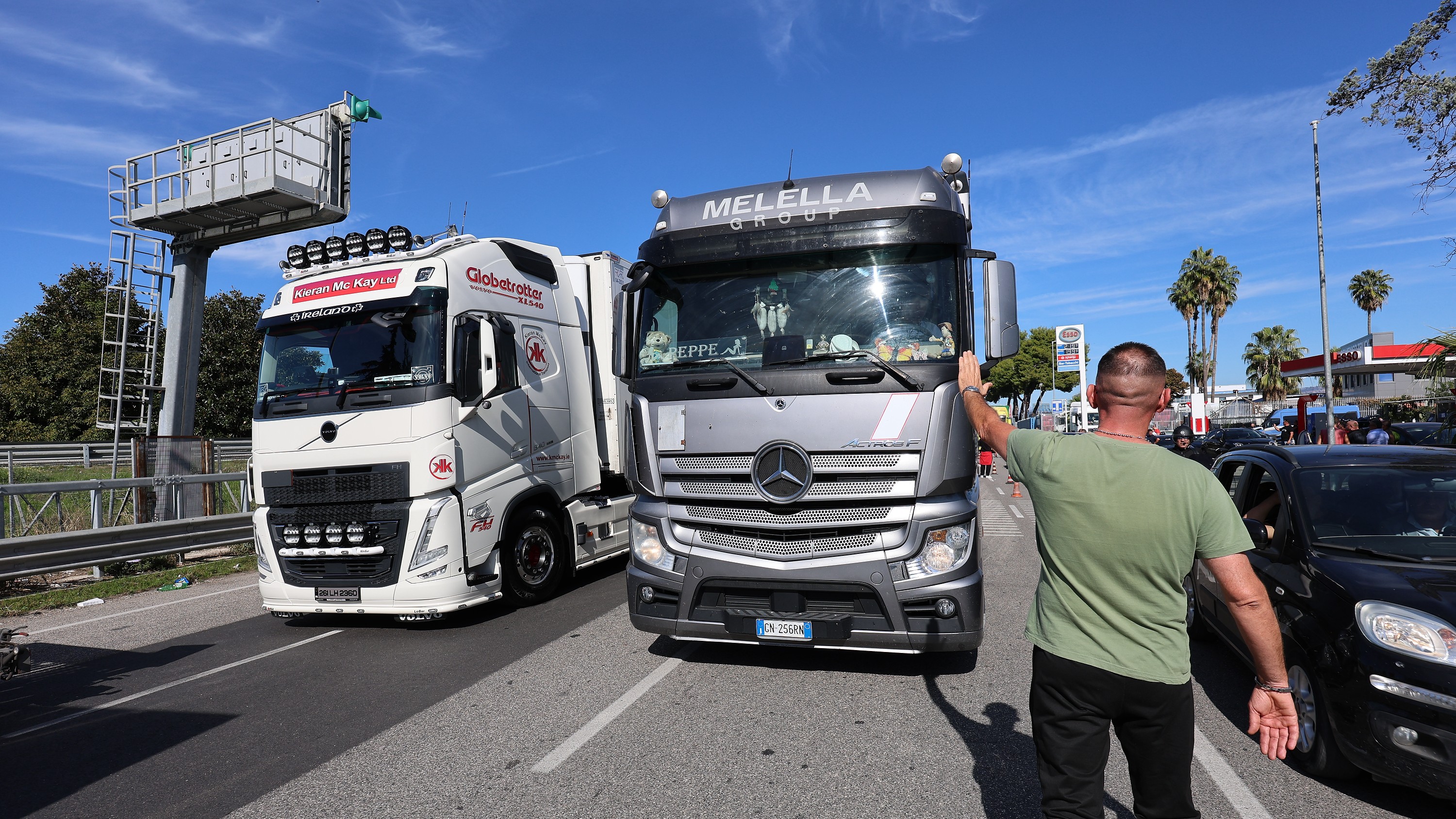 Un șofer de TIR plătește în fiecare dimineață 2.000 de euro ca să facă plinul la camion: „Anulez cursele”