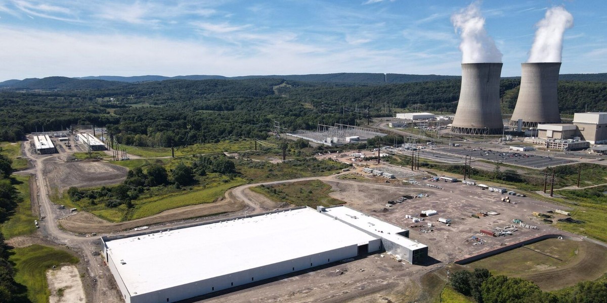 Plany gigantów technologicznych związane z rozwojem sztucznej inteligencji wymagają potężnych centrów danych, a te – równie potężnych źródeł energii zapewniających stabilne zasilanie na atrakcyjnych warunkach.