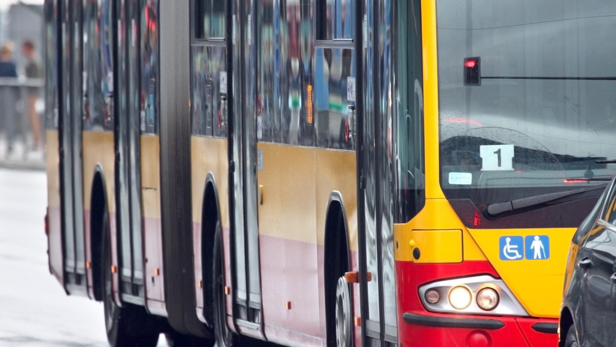 Pan Paweł, kierowca gdańskiego autobusu, zdążył zahamować, gdy na jezdnię rzucili się mężczyzna i kobieta. Za błyskawiczną reakcję i jednocześnie zadbanie o to, by nic nie stało się pasażerom, mężczyzna zostanie nagrodzony.