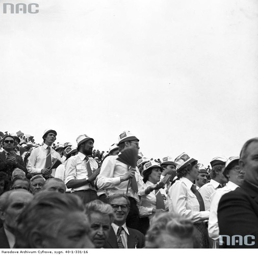 Publiczność na trybunach Stadionu X-lecia w Warszawie.