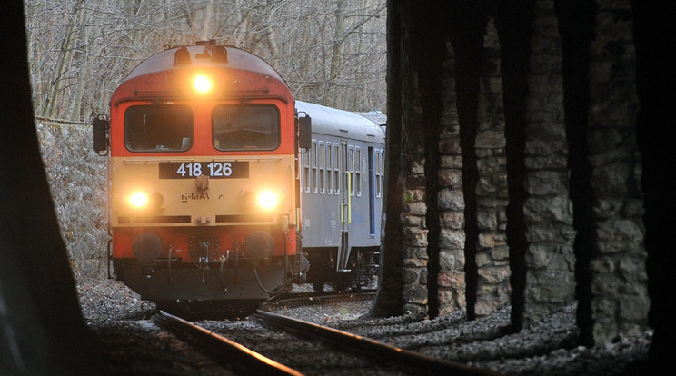 Három férfi egy kiskorút félemlítettek meg a vonaton / Illusztráció: MTI / Máthé Zoltán