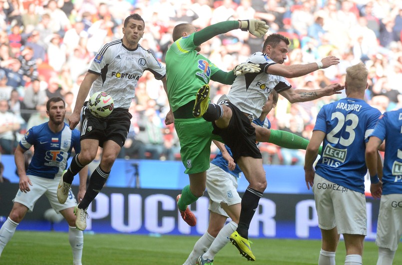 Piłkarz Legii Warszawa Tomasz Jodłowiec (2-L) pokonuje bramkarza Lecha Poznań Macieja Gostomskiego (C) podczas finałowego meczu piłkarskiego Pucharu Polski, rozgrywanego na Stadionie Narodowym w Warszawie