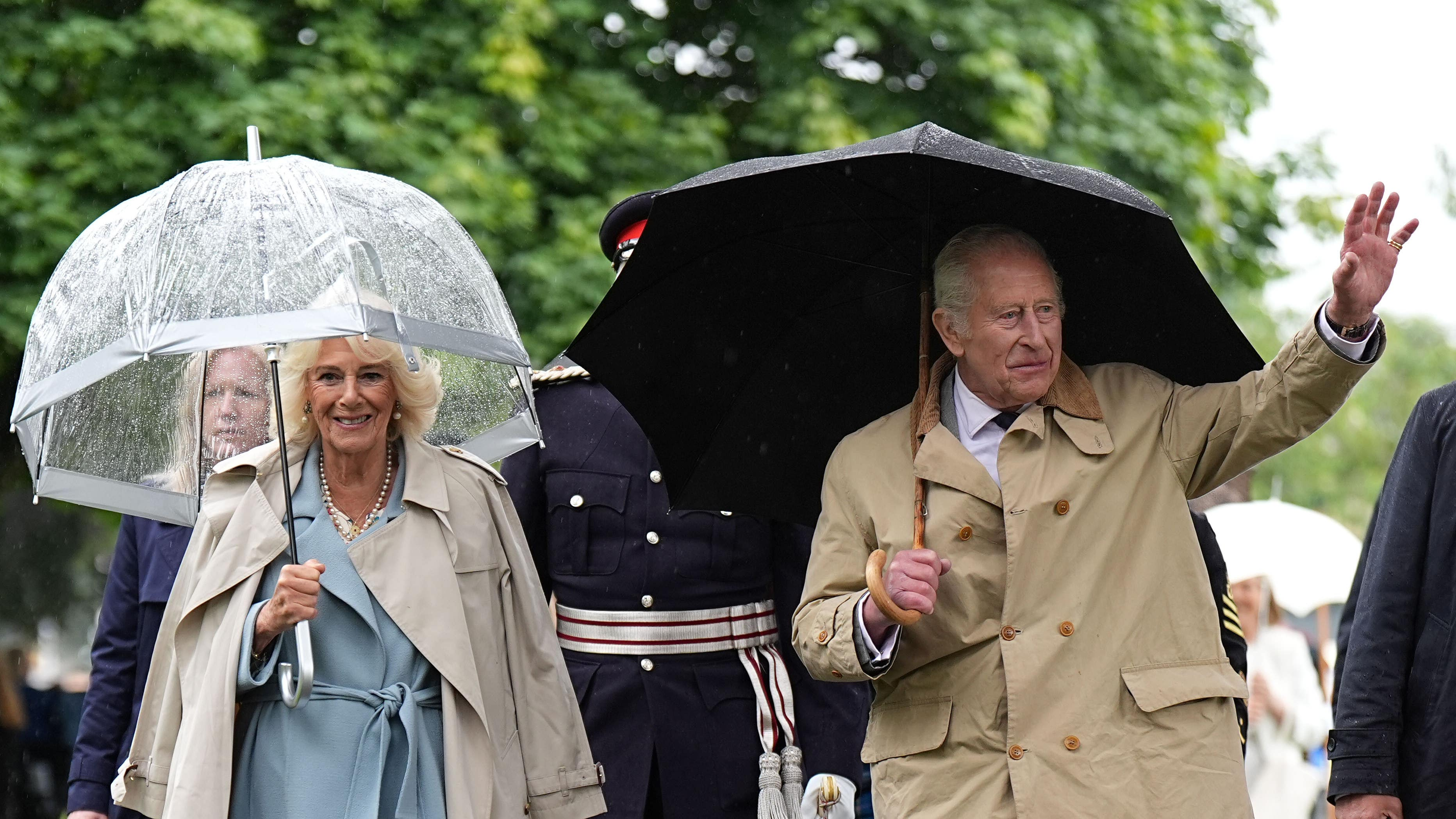 King and Queen brave rain at Kirkcaldy war memorial