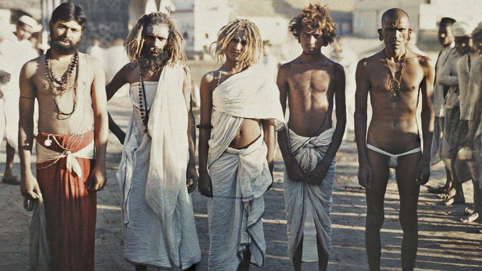 Hinduscy wędrowni asceci, określani mianem sadhu, sfotografowani na ulicy Bombaju (fot. Stéphane Passet, 17 grudnia 1913 r., domena publiczna).
