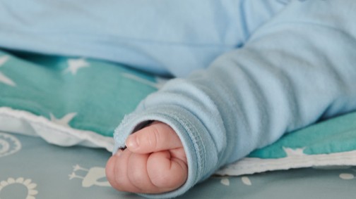 Szívszorító oka van, miért nem sírnak a kórházban hagyott kisbabák - de mit tehetünk értük?
