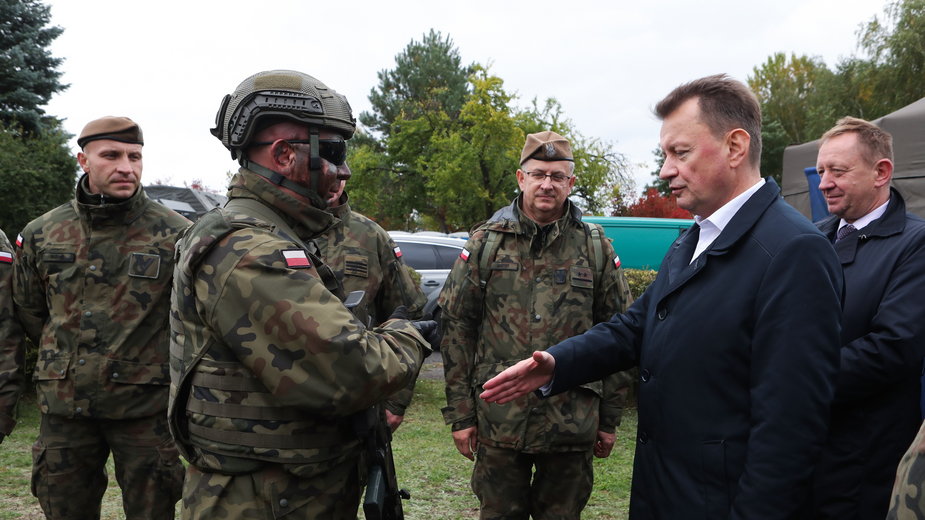 Wicepremier, minister obrony narodowej Mariusz Błaszczak (2P) podczas pikniku wojskowego w Tomaszowie Mazowieckim